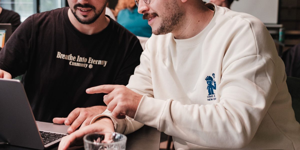 An experienced mentor guiding a startup team, symbolizing post-investment portfolio support and growth.