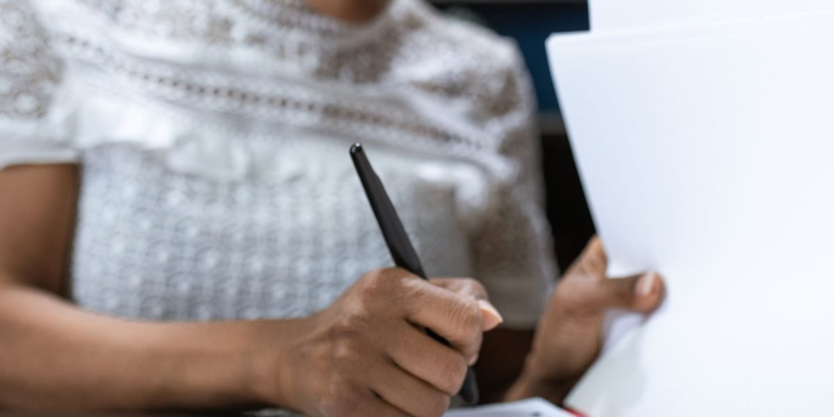 A person focused and efficiently processing information, representing the solution to information overload offered by AI summarizers.