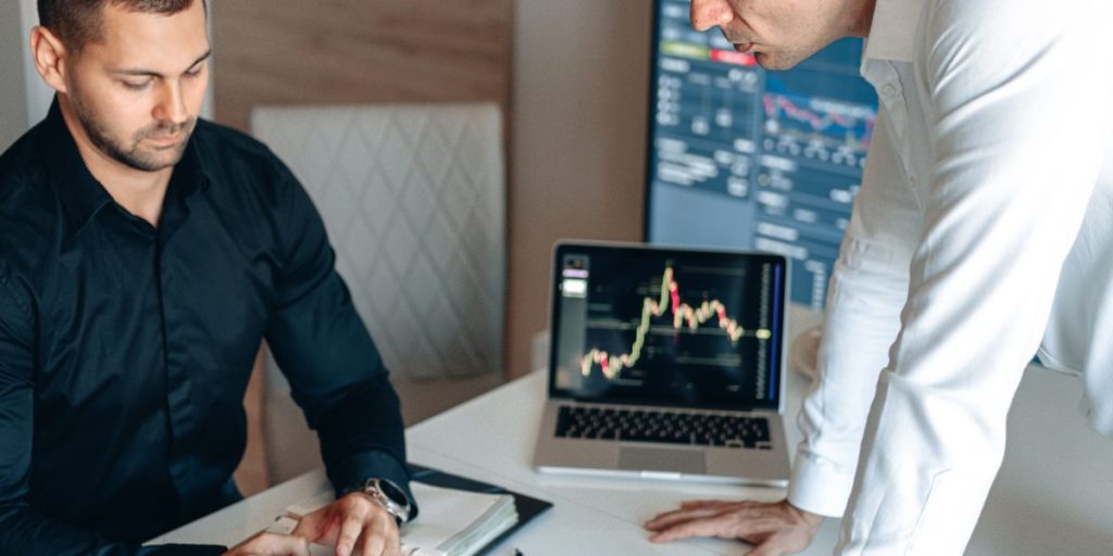 This guide explains why private equity (PE) is pouring capital into AI in 2026 and shows how that capital changes company growth, dealmaking, and market strateg...